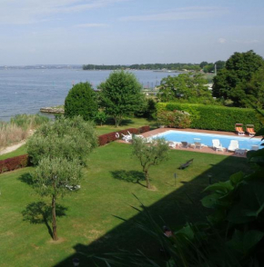 Отель Appartamento ORCHIDEA a Sirmione sul Lago di Garda con piscina, giardino e spiaggia con molo  Сирмионе